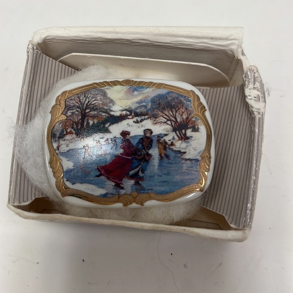 ⛸️Vintage Mural Ice Skating Theme BROOCH PIN 2" x 1.5" Invigorating - Picture 3 of 3